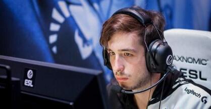 女足英联杯中发生暴力冲突，一名球员抓住对手脖子将其摔倒