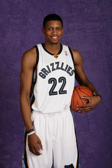 防守球员更 防守球员更